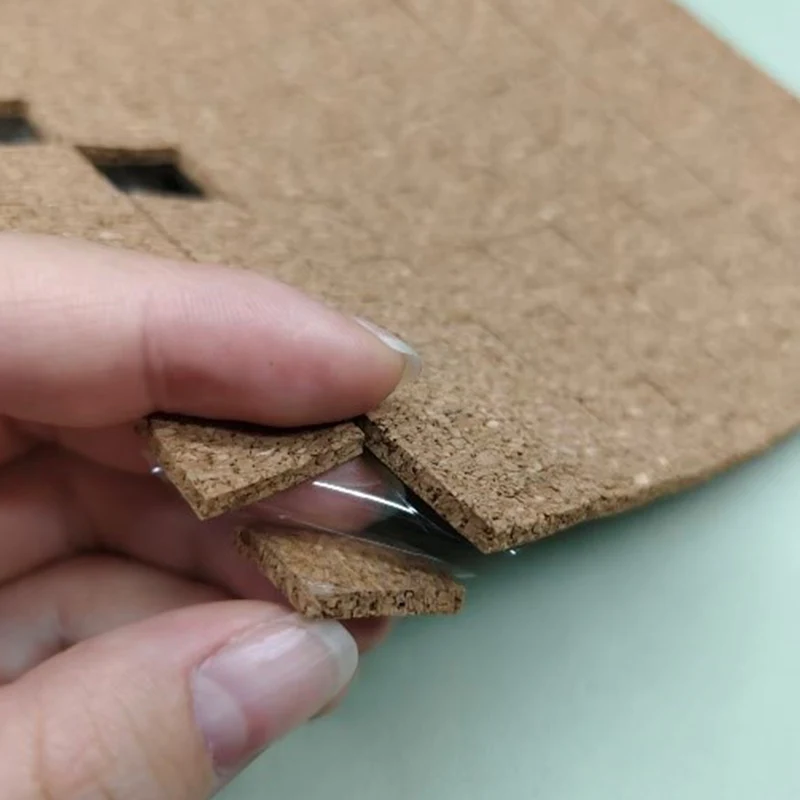 Пробковые транспортировочные прокладки размером 1/8 x 3/4 x 3/4 дюйма с липкой подложкой.